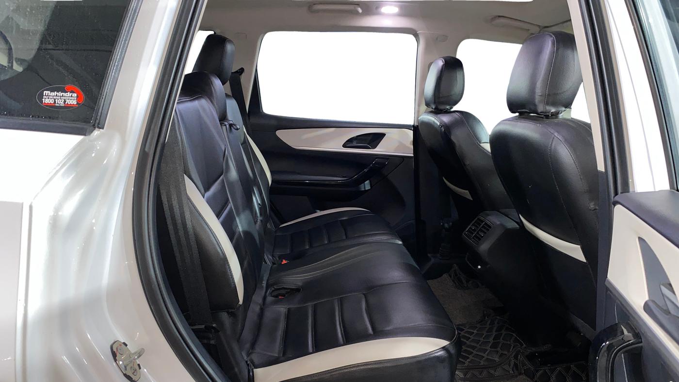 2022 Mahindra XUV700 AX 5 P MT 7 STR (E), Petrol, Manual, 14,076 km, Right Side Rear Door Cabin
