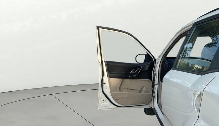 2017 Mahindra XUV500 W6, Diesel, Manual, 88,820 km, LHS Front Door