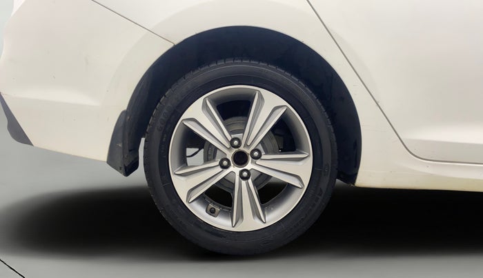 2018 Hyundai Verna 1.6 VTVT SX (O) AT, Petrol, Automatic, 77,959 km, Right Rear Wheel