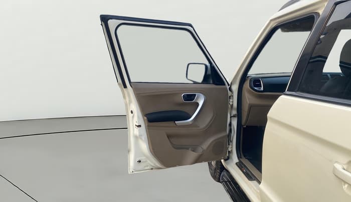 2018 Mahindra TUV300 T10, Diesel, Manual, 59,637 km, LHS Front Door