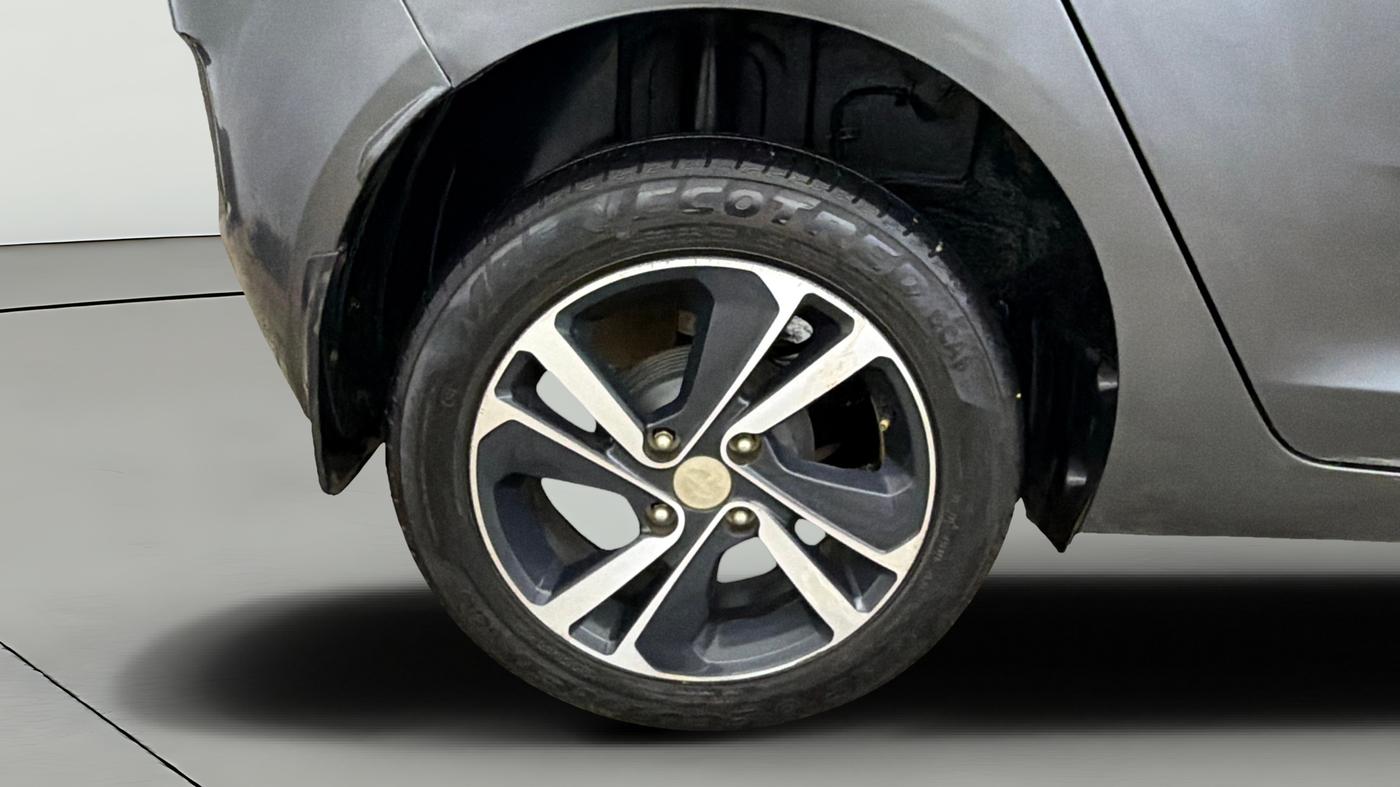 2023 Tata ALTROZ XZA, Petrol, Automatic, 23,796 km, Right Rear Wheel