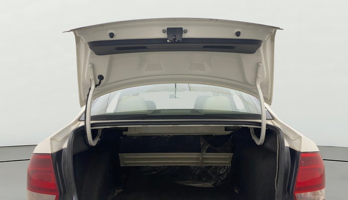 2013 Volkswagen Vento HIGHLINE 1.6 MPI, Petrol, Manual, 1,14,206 km, Boot Door Open