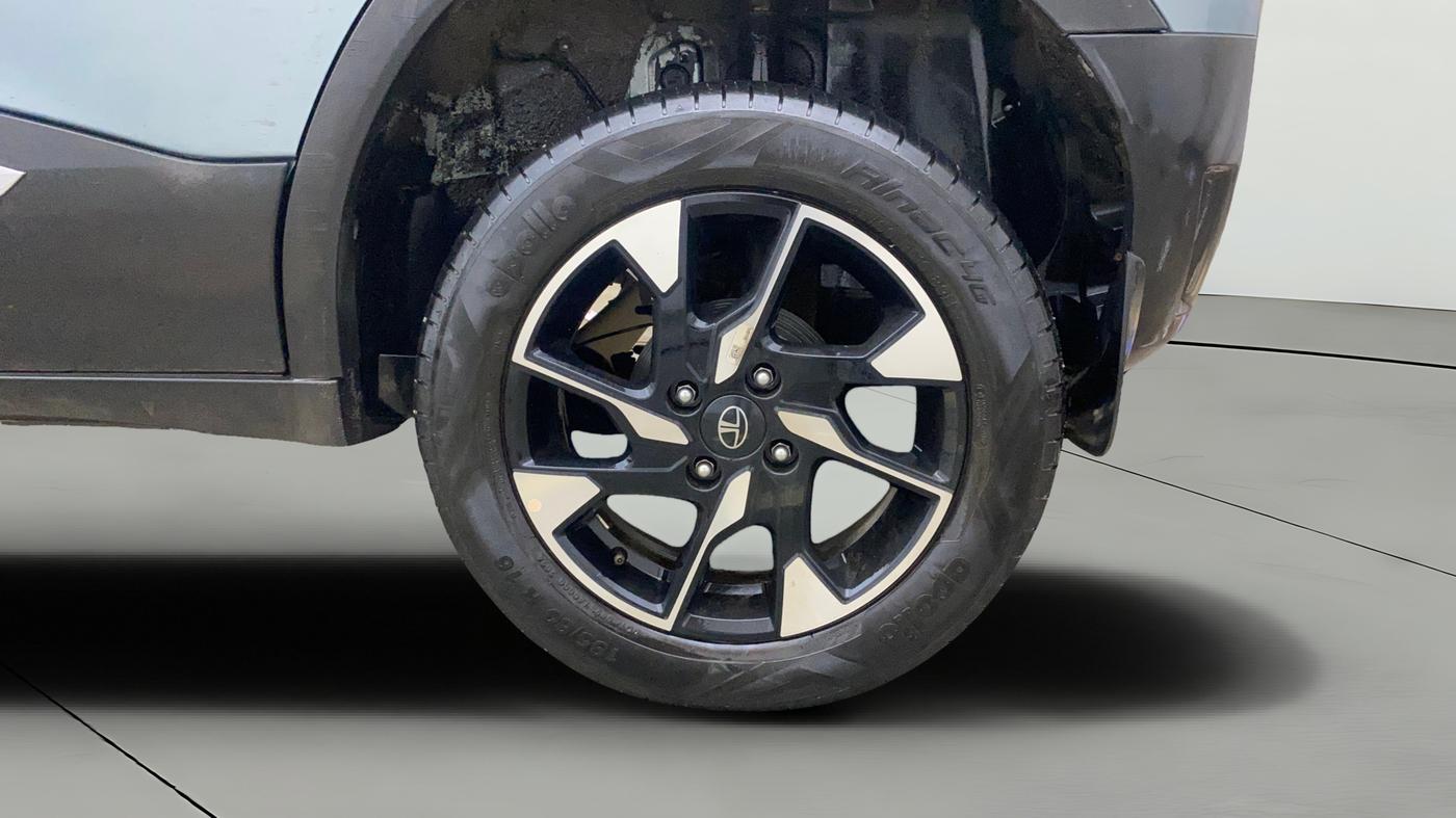 2024 Tata PUNCH ACCOMPLISHED DAZZLE PACK AMT, Petrol, Automatic, 17,827 km, Left Rear Wheel