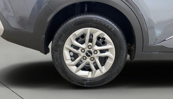 2022 KIA CARENS PRESTIGE 1.4 PETROL 7 STR, Petrol, Manual, 24,555 km, Right Rear Wheel