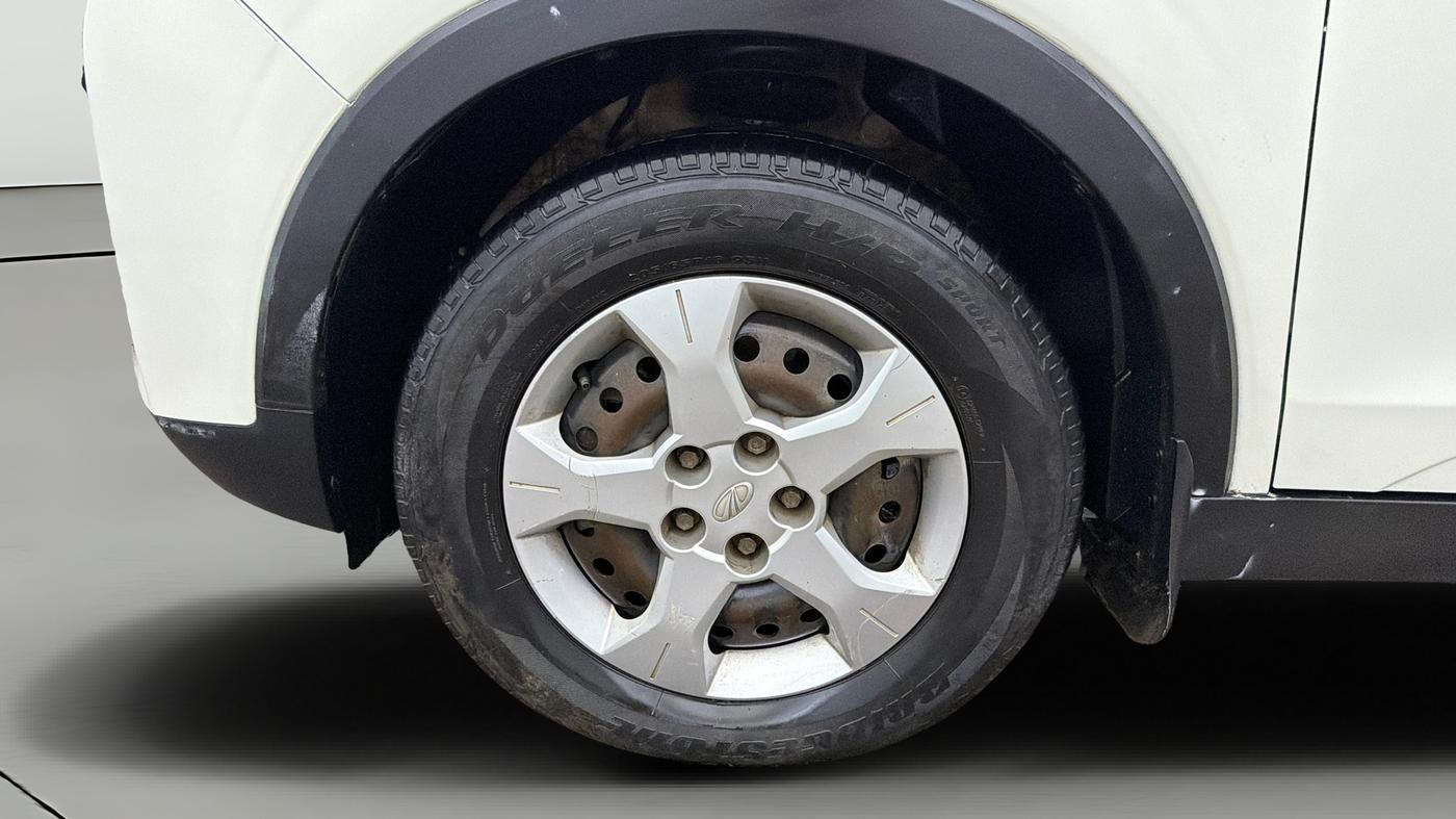 2022 Mahindra XUV300 W6 1.2 PETROL AMT, Petrol, Automatic, 1,14,527 km, Left Front Wheel