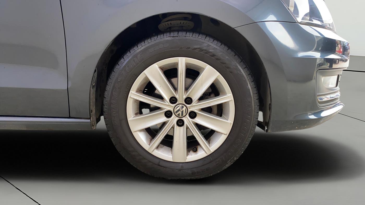 2017 Volkswagen Vento 1.2 TSI HIGHLINE PLUS AT, Petrol, Automatic, 57,573 km, Right Front Wheel