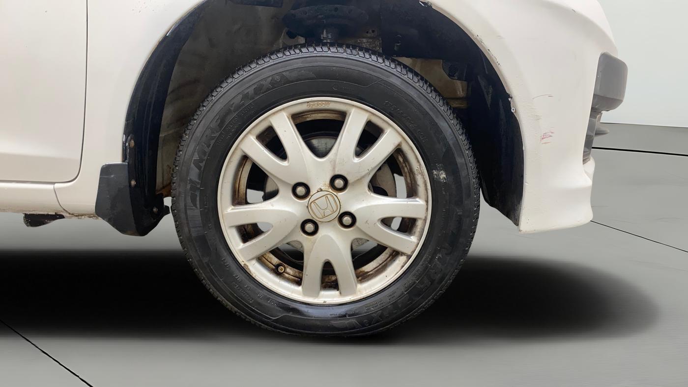 2013 Honda Brio V MT, Petrol, Manual, 1,08,343 km, Right Front Wheel