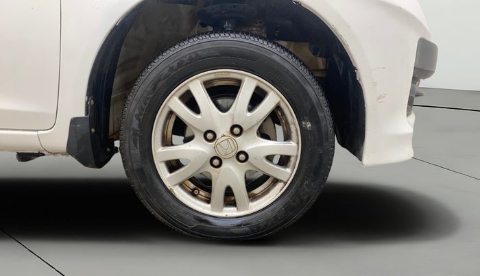 2013 Honda Brio V MT, Petrol, Manual, 1,08,314 km, Right Front Wheel