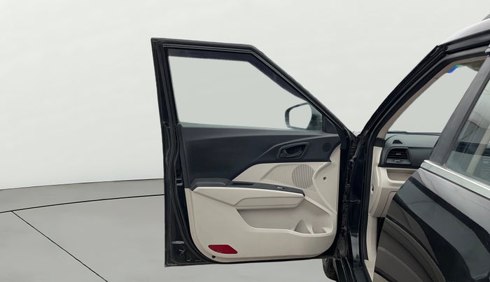 2021 Mahindra XUV300 W6 1.2 PETROL, Petrol, Manual, 1,18,148 km, LHS Front Door