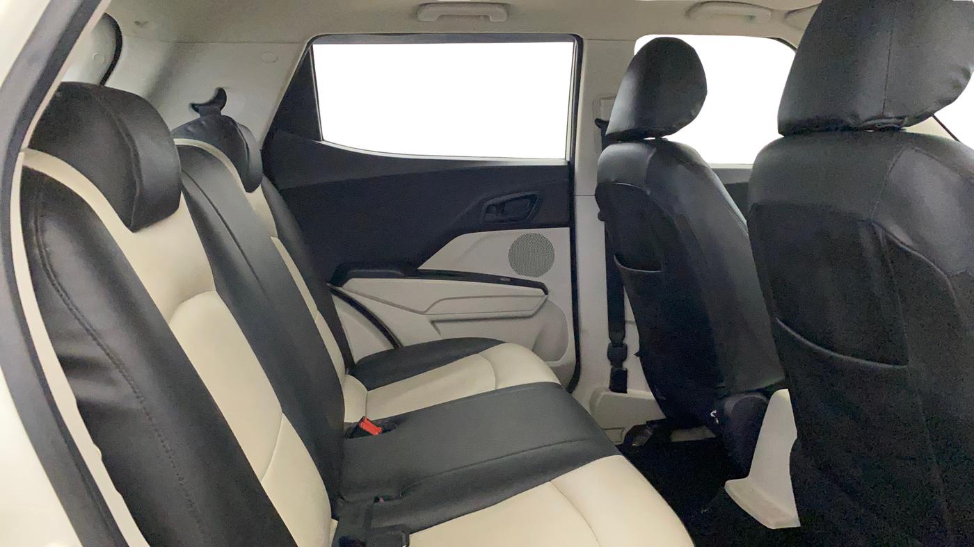 2022 Mahindra XUV300 W6 1.2 PETROL AMT, Petrol, Automatic, 35,457 km, Right Side Rear Door Cabin