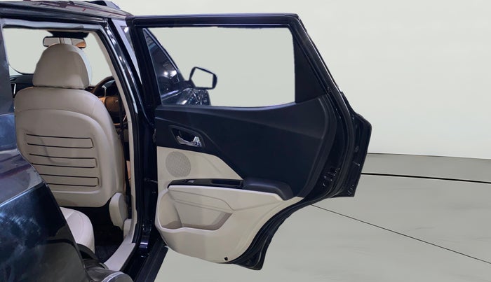 2023 Mahindra XUV300 W8 (O) 1.2 PETROL, Petrol, Manual, 27,501 km, RHS Rear Door