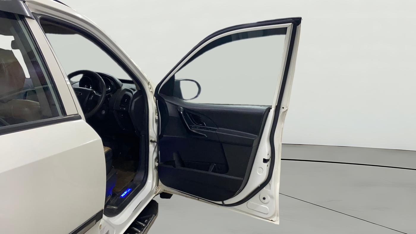 2021 Mahindra XUV500 W5, Diesel, Manual, 98,119 km, RHS Front Door