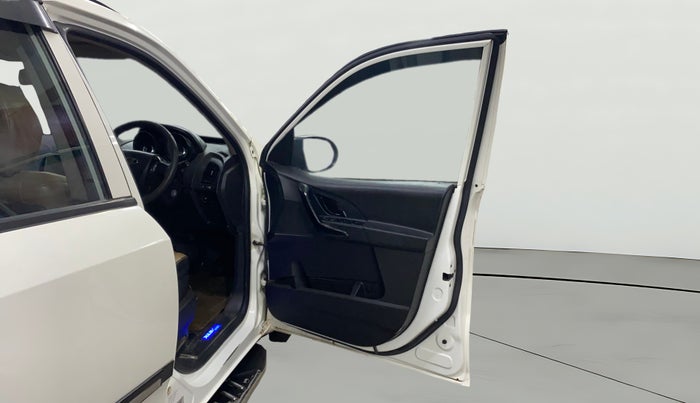 2021 Mahindra XUV500 W5, Diesel, Manual, 98,119 km, RHS Front Door