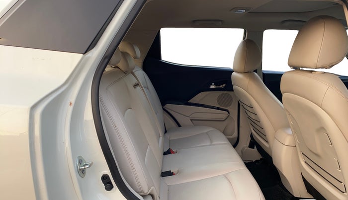 2023 Mahindra XUV300 W8 (O) 1.2 PETROL, Petrol, Manual, 30,905 km, Right Side Rear Door Cabin