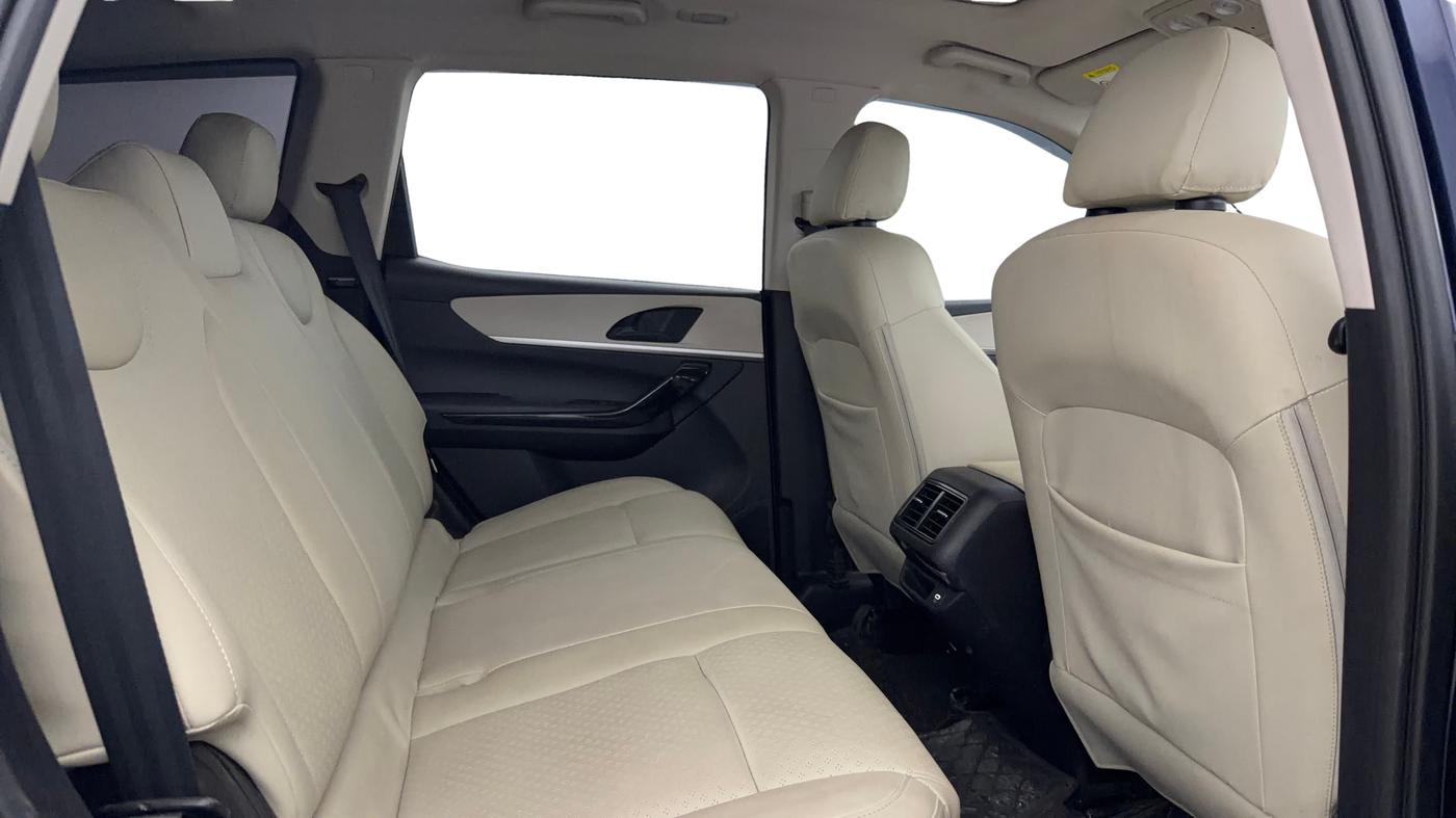 2022 Mahindra XUV700 AX 5 D AT 5 STR, Diesel, Automatic, 50,005 km, Right Side Rear Door Cabin