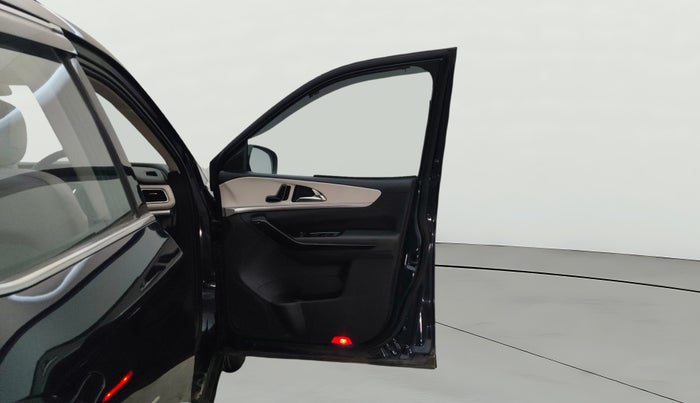 2021 Mahindra XUV700 AX 7 P MT 7 STR, Petrol, Manual, 37,871 km, RHS Front Door