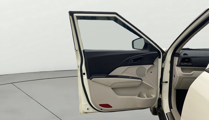 2023 Mahindra XUV300 W6 1.2 PETROL AMT, Petrol, Automatic, 15,464 km, LHS Front Door