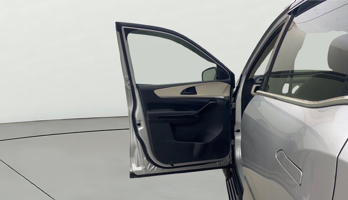 2022 Mahindra XUV700 AX 5 D MT 7 STR, Diesel, Manual, 33,379 km, LHS Front Door