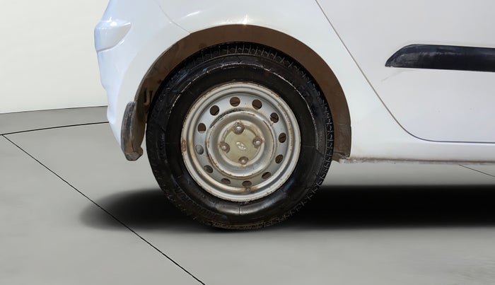 2014 Hyundai i10 MAGNA 1.1, CNG, Manual, 1,05,896 km, Right Rear Wheel