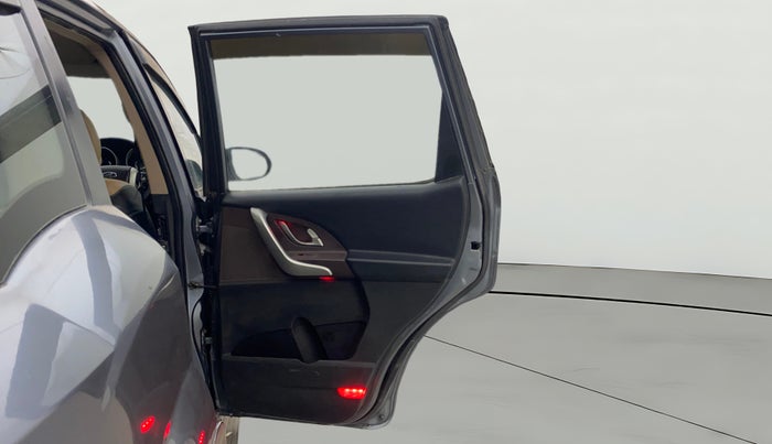 2014 Mahindra XUV500 W8, Diesel, Manual, 1,21,366 km, RHS Rear Door