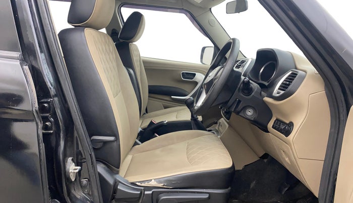 2018 Mahindra TUV300 T10, Diesel, Manual, 99,305 km, Right Side Front Door Cabin