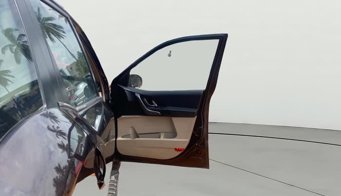 2015 Mahindra XUV500 W10, Diesel, Manual, 80,870 km, RHS Front Door