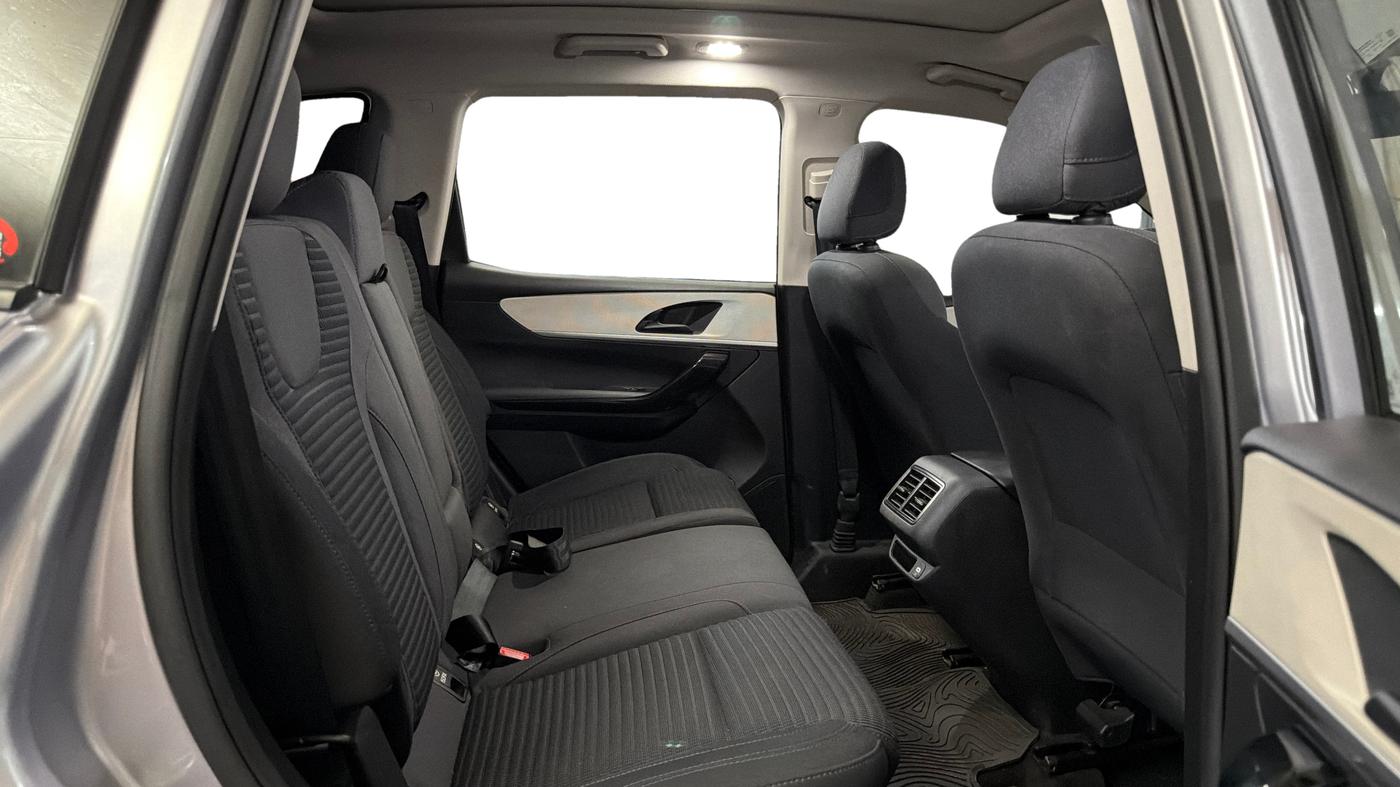 2025 Mahindra XUV700 AX 5 P MT 7 STR, Petrol, Manual, 30,585 km, Right Side Rear Door Cabin