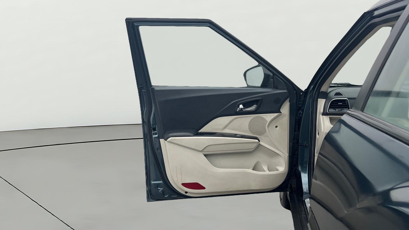 2023 Mahindra XUV300 W8 (O) 1.2 PETROL AMT, Petrol, Automatic, 35,603 km, LHS Front Door