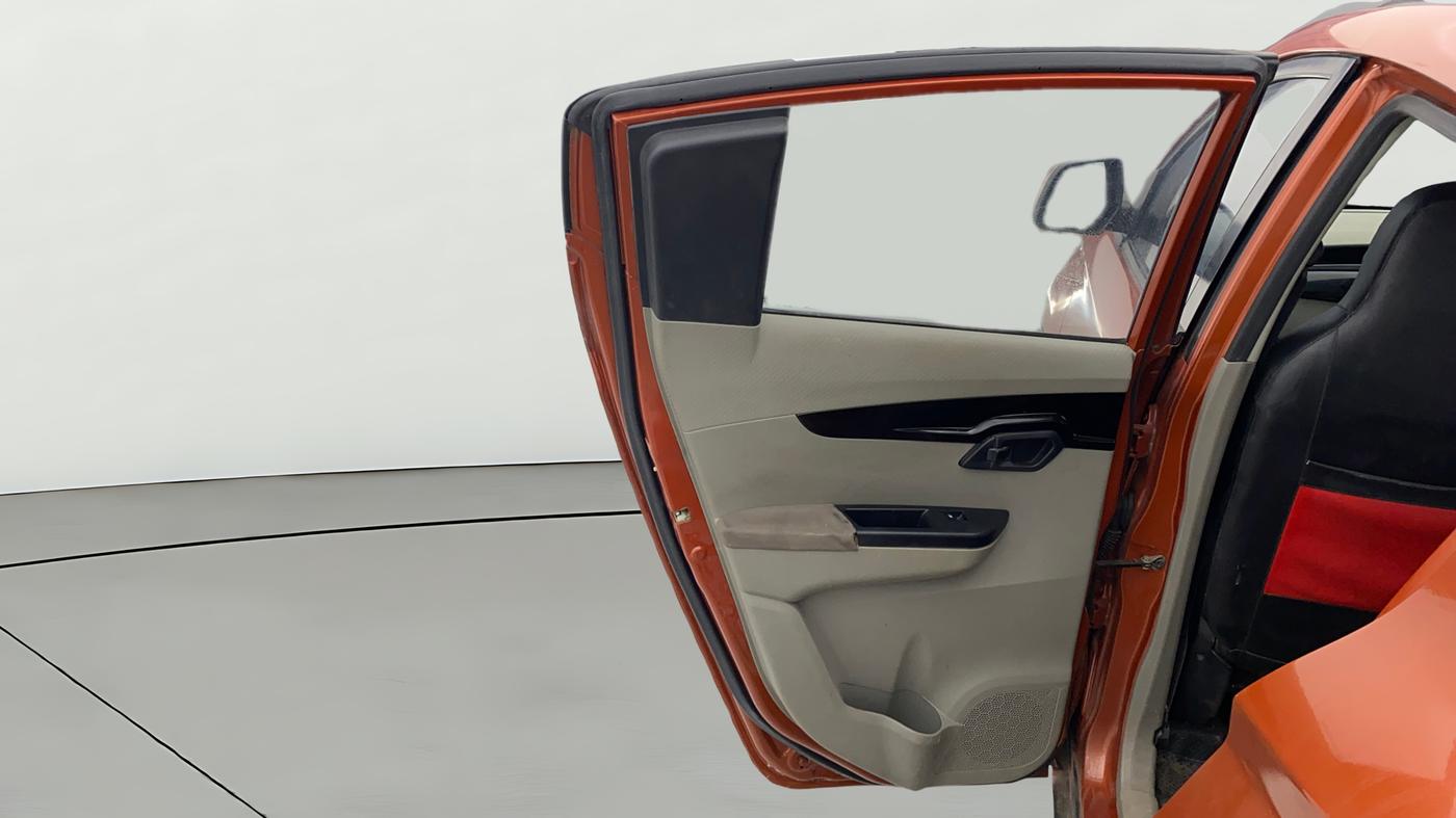 2016 Mahindra Kuv100 K6 6 STR, Petrol, Manual, 46,522 km, LHS Rear Door