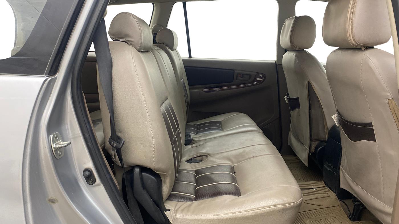2015 Toyota Innova 2.5 GX 8 STR, Diesel, Manual, 98,235 km, Right Side Rear Door Cabin