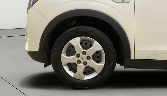 2022 Mahindra XUV300 W8 (O) 1.2 PETROL AMT, Petrol, Automatic, 80,718 km, Left Front Wheel
