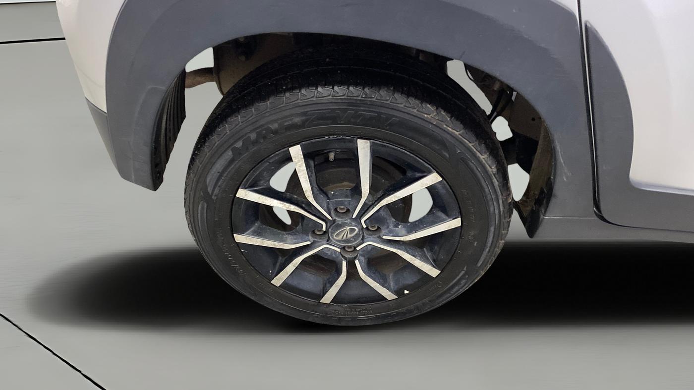2018 Mahindra KUV 100 NXT K8 P 6 STR DUAL TONE, Petrol, Manual, 23,253 km, Right Rear Wheel
