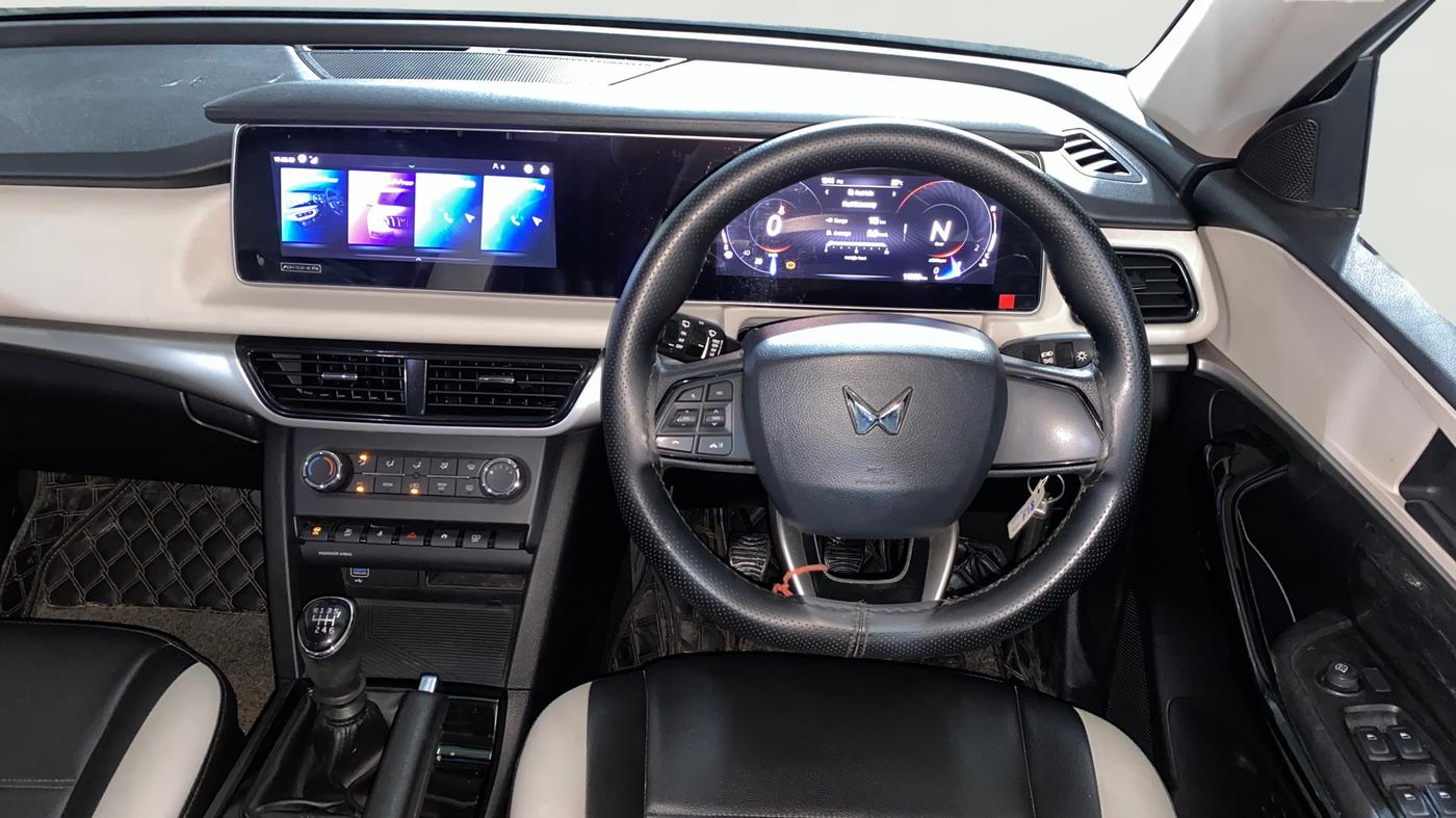 2022 Mahindra XUV700 AX 5 P MT 7 STR (E), Petrol, Manual, 14,076 km, Steering Wheel Close Up