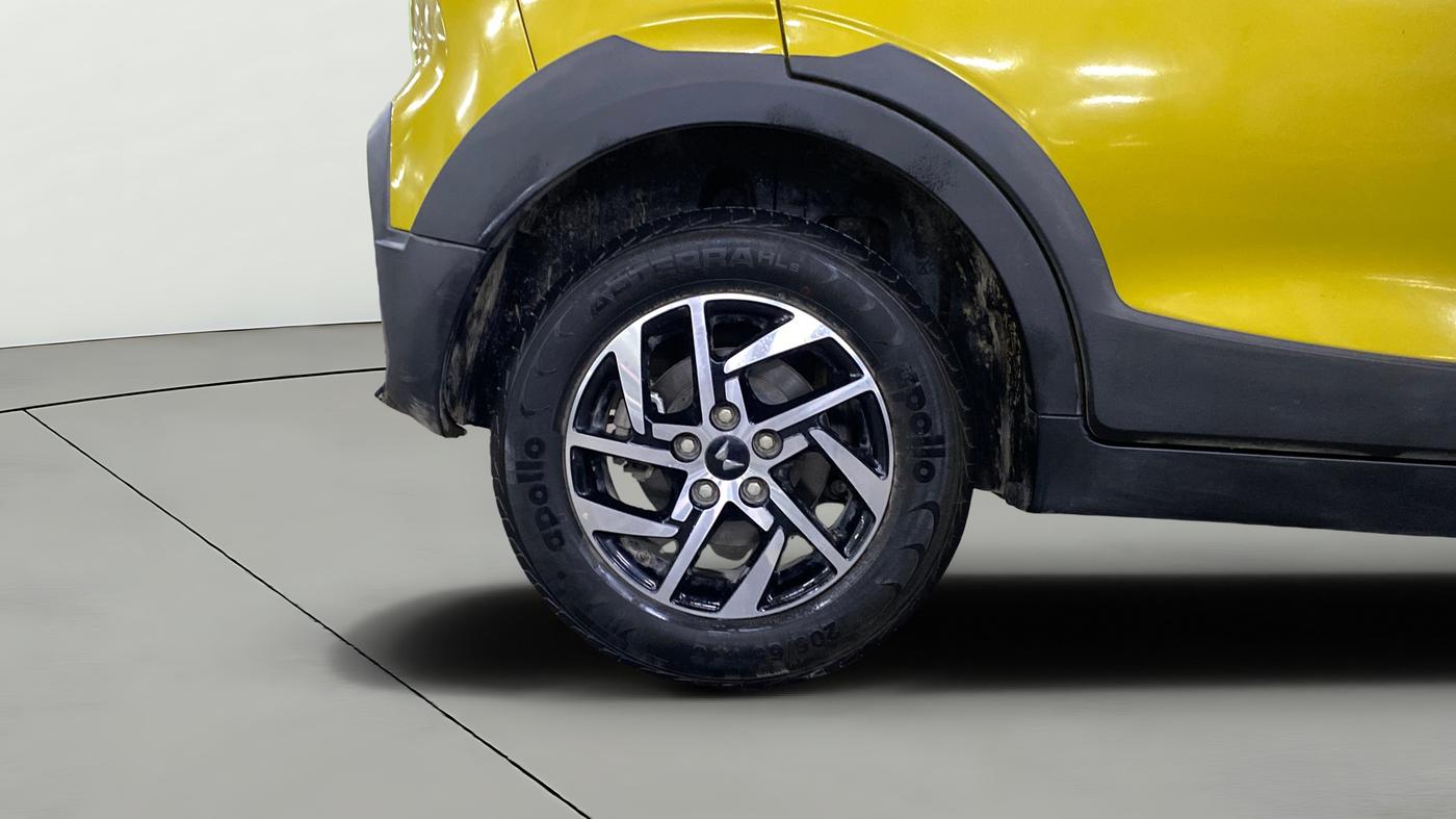 2024 Mahindra XUV 3XO AX5 1.2 L TCMPFi, Petrol, Manual, 31,773 km, Right Rear Wheel