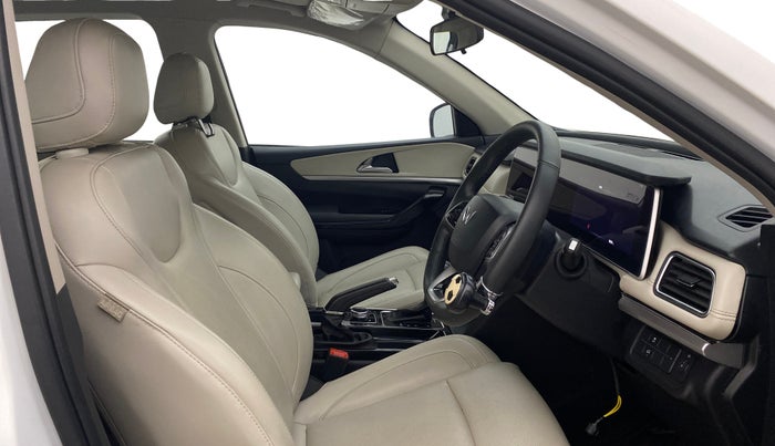 2022 Mahindra XUV700 AX 7 P AT 7 STR, Petrol, Automatic, 18,173 km, Right Side Front Door Cabin