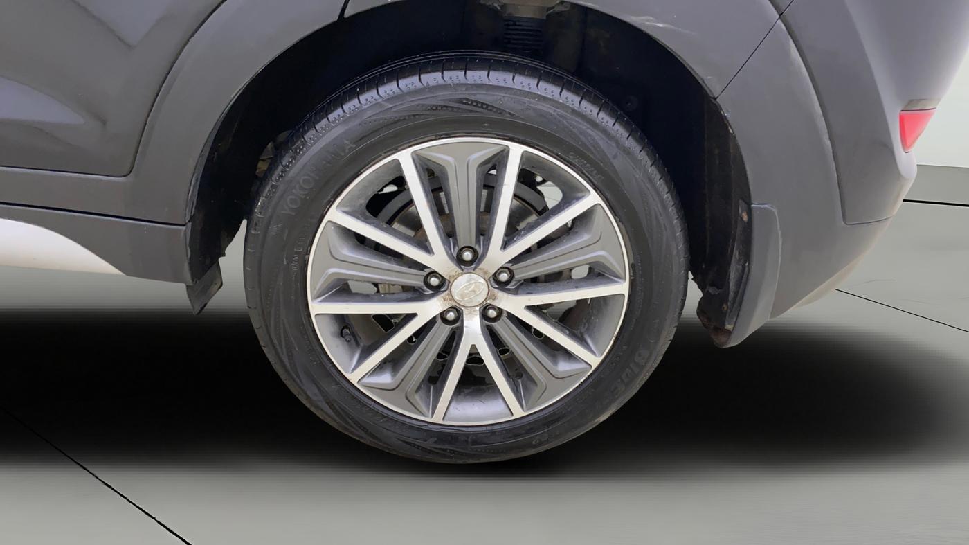 2017 Hyundai Tucson GLS 2WD AT DIESEL, Diesel, Automatic, 1,32,365 km, Left Rear Wheel