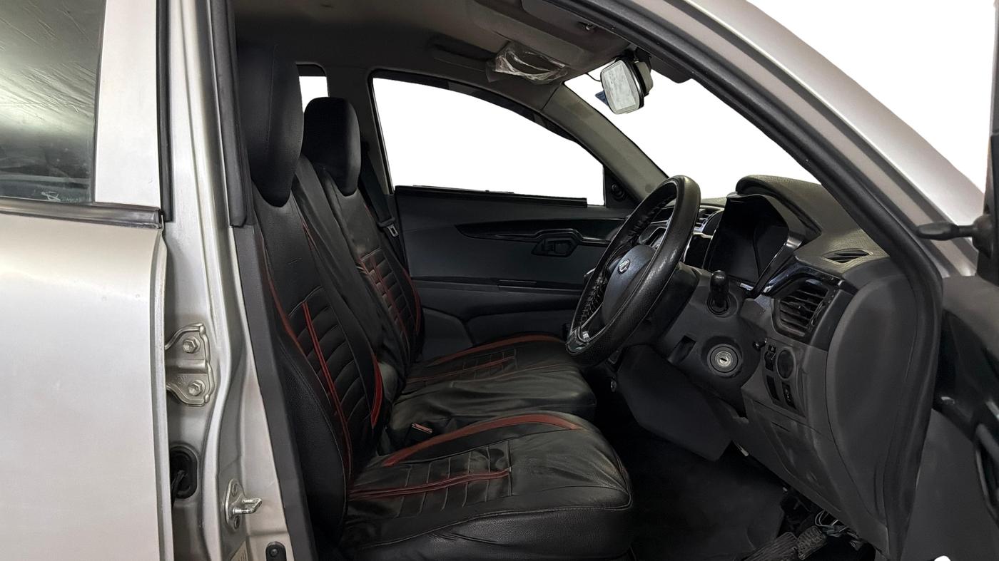 2018 Mahindra Kuv100 K2 TRIP CNG, CNG, Manual, 82,024 km, Right Side Front Door Cabin