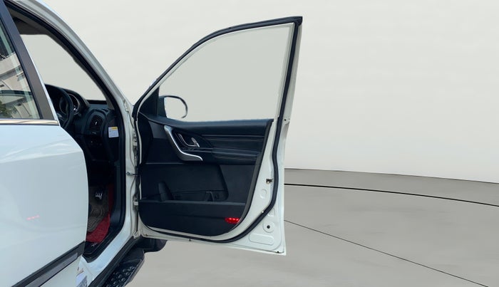 2019 Mahindra XUV500 W11 (O) AWD, Diesel, Manual, 63,104 km, RHS Front Door