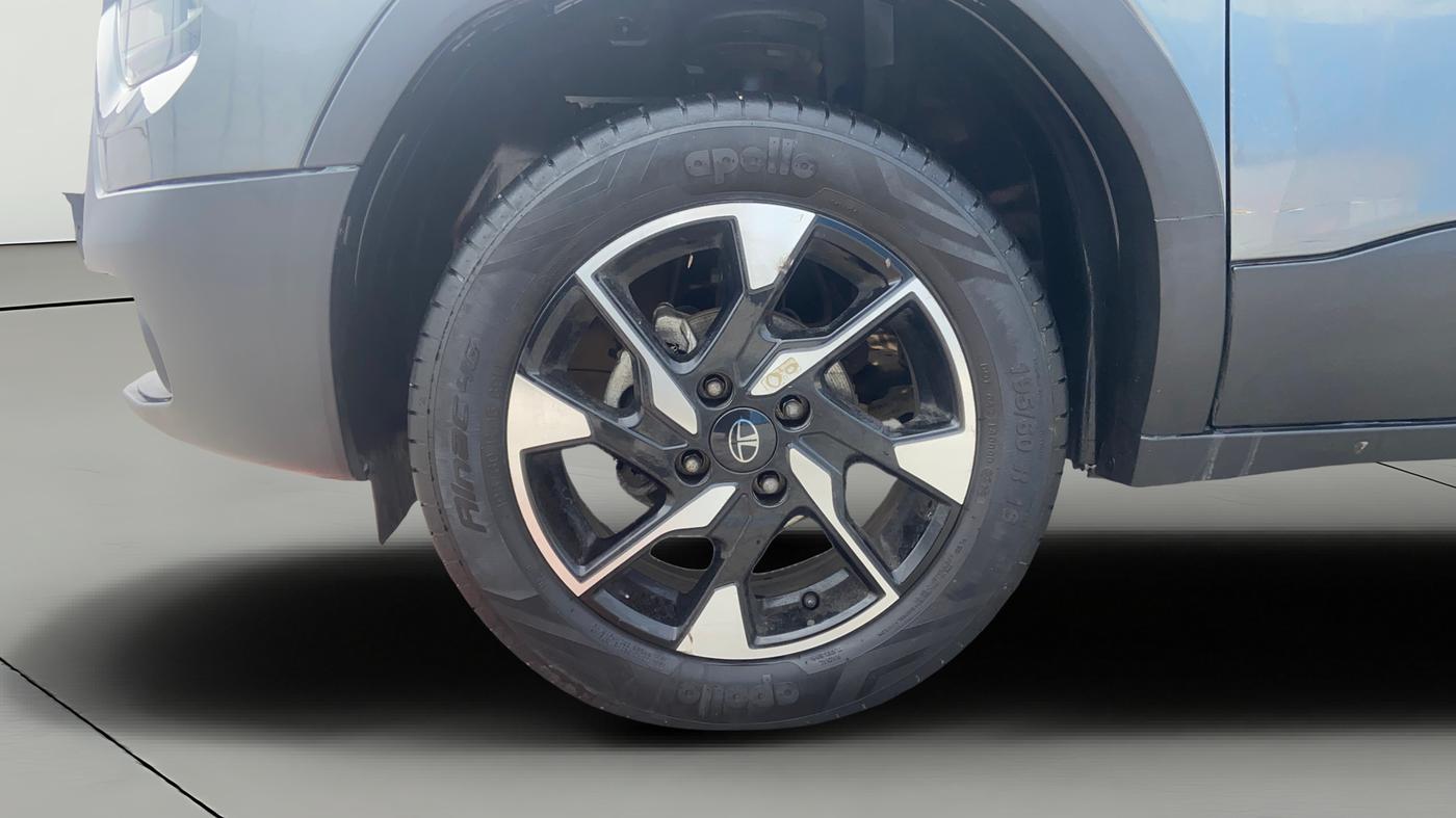 2024 Tata PUNCH Creative Dual Tone MT Sunroof, Petrol, Manual, 25,540 km, Left Front Wheel