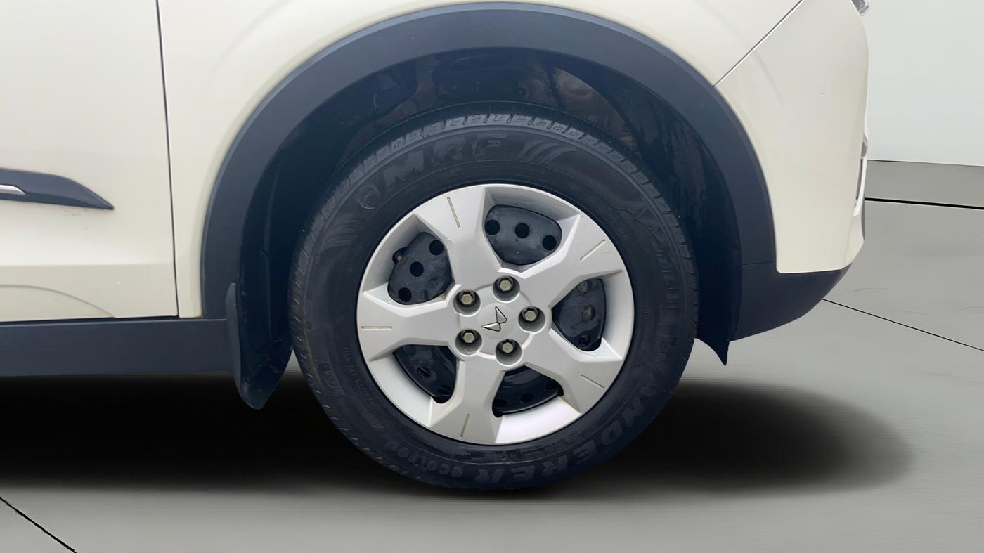 2022 Mahindra XUV300 W6 1.2 PETROL, Petrol, Manual, 20,824 km, Right Front Wheel