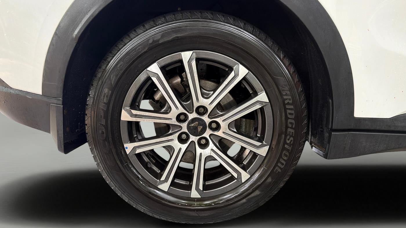2025 Mahindra XUV700 AX 7 P AT 7 STR, Petrol, Automatic, 17,172 km, Right Rear Wheel