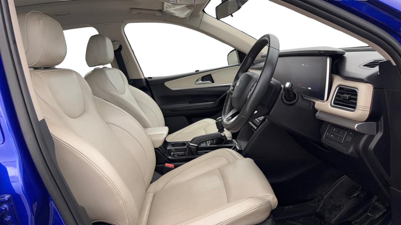 2023 Mahindra XUV700 AX 7 P MT 7 STR, Petrol, Manual, 60,592 km, Right Side Front Door Cabin