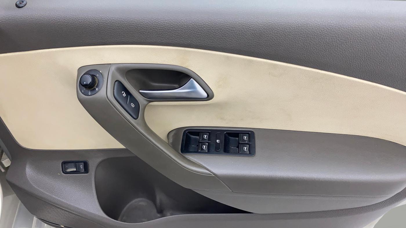 2014 Volkswagen Vento HIGHLINE DIESEL 1.6, Diesel, Manual, 1,20,944 km, Driver Side Door Panels Control