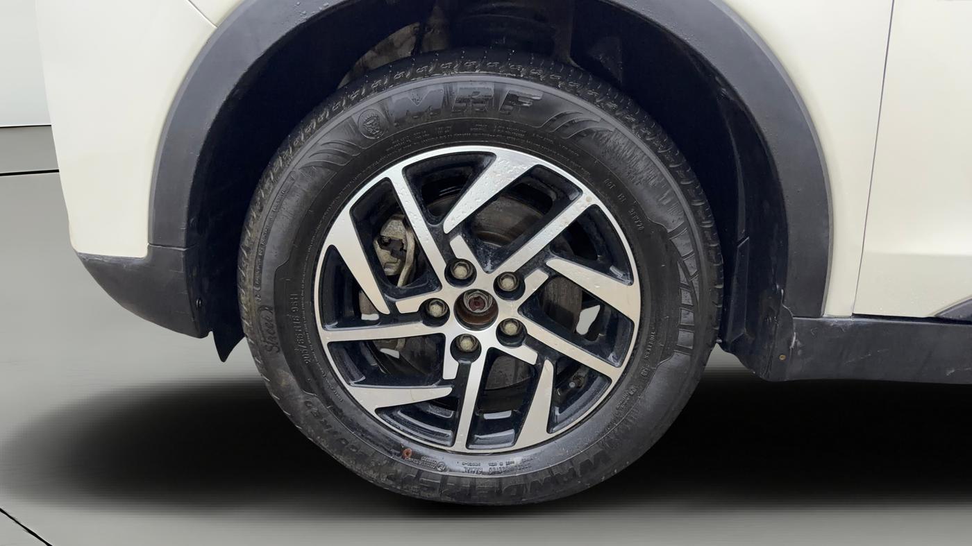 2022 Mahindra XUV300 W8 (O) 1.2 PETROL, Petrol, Manual, 29,859 km, Left Front Wheel