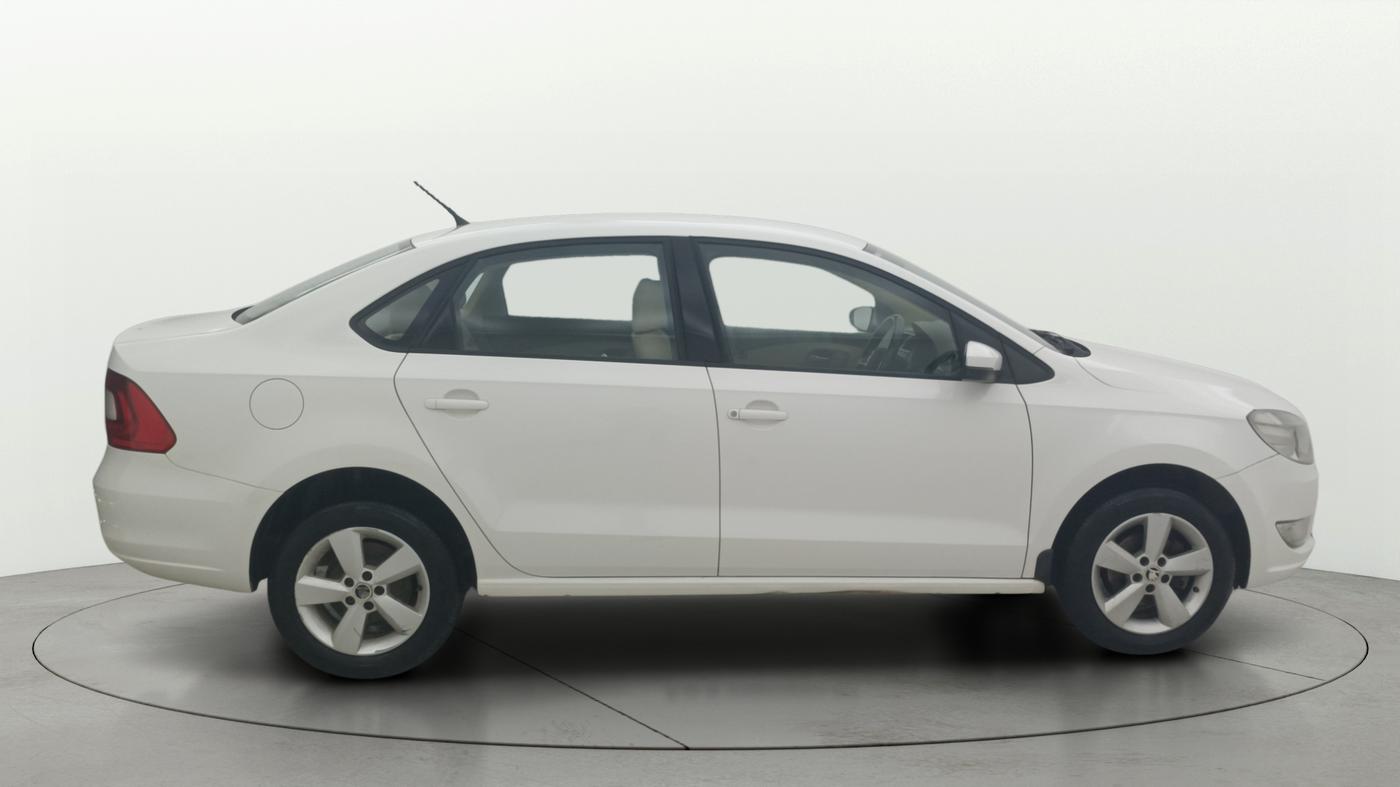 2016 Skoda Rapid 1.6 MPI STYLE PLUS, Petrol, Manual, 1,16,355 km, Right Side View