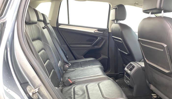 2018 Volkswagen TIGUAN COMFORTLINE TDI AT, Diesel, Automatic, 1,33,204 km, Right Side Rear Door Cabin
