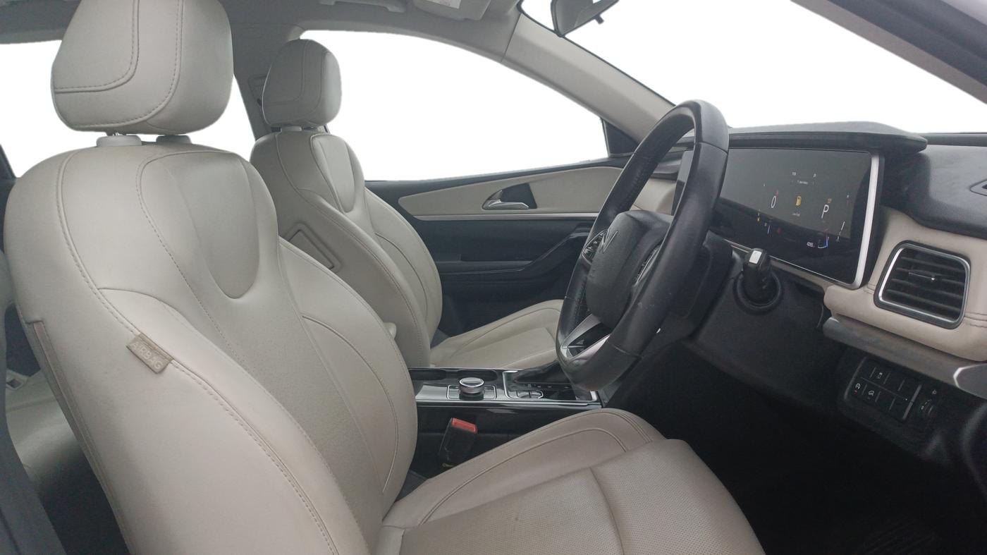2023 Mahindra XUV700 AX 7 LUXURY P AT 7 STR, Petrol, Automatic, 42,955 km, Right Side Front Door Cabin