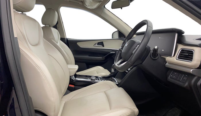 2023 Mahindra XUV700 AX 7 LUXURY P AT 7 STR, Petrol, Automatic, 60,165 km, Right Side Front Door Cabin
