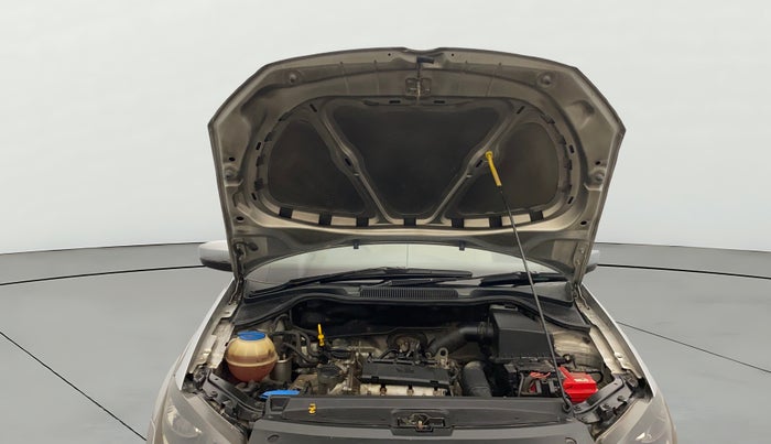 2014 Volkswagen Polo HIGHLINE1.2L, Petrol, Manual, 1,28,170 km, Open Bonet