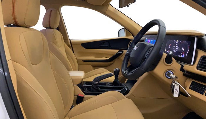 2021 Mahindra XUV700 AX 3 P MT 5 STR, Petrol, Manual, 15,831 km, Right Side Front Door Cabin